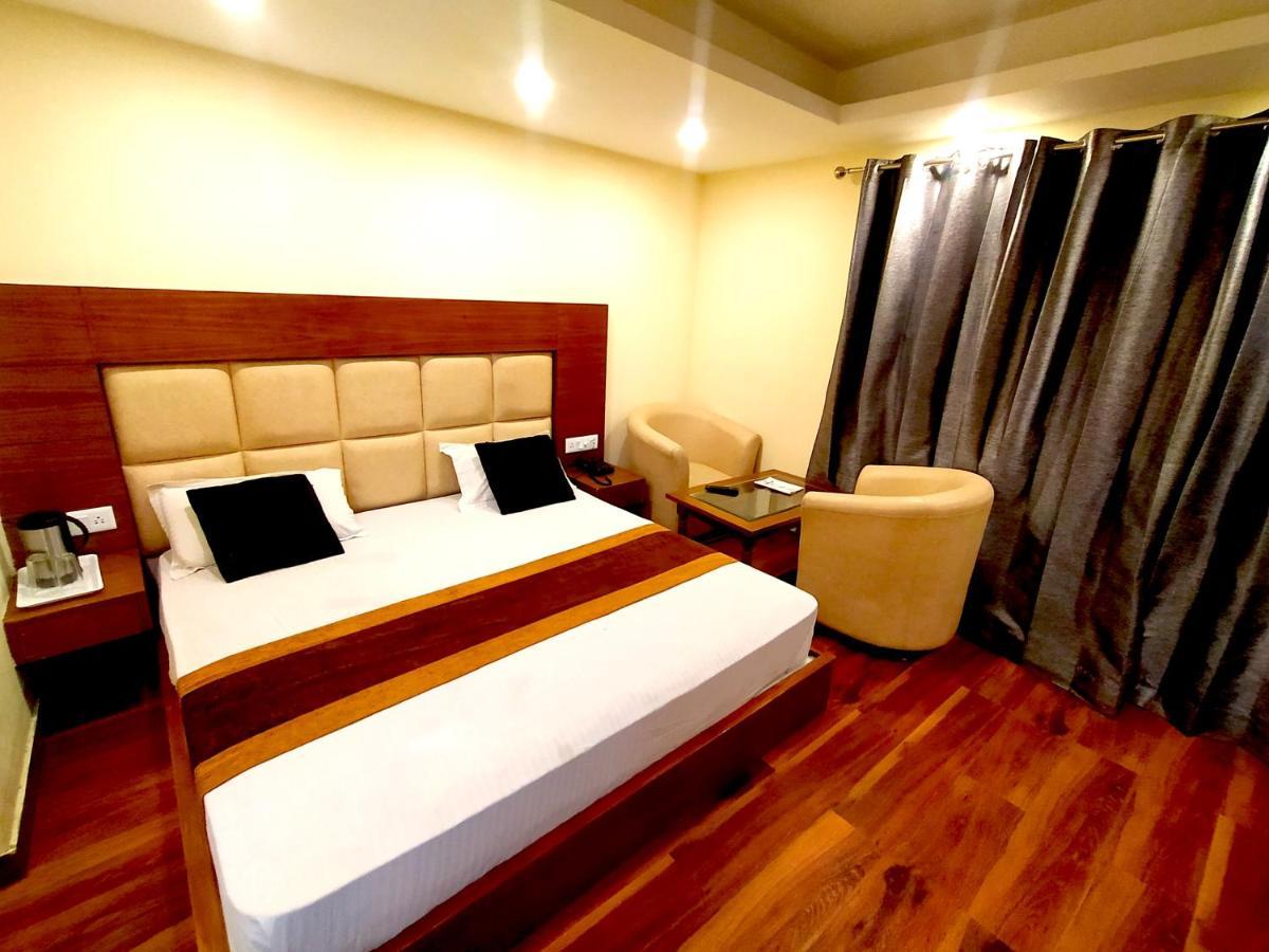 Hotel Samrat, Массури Экстерьер фото